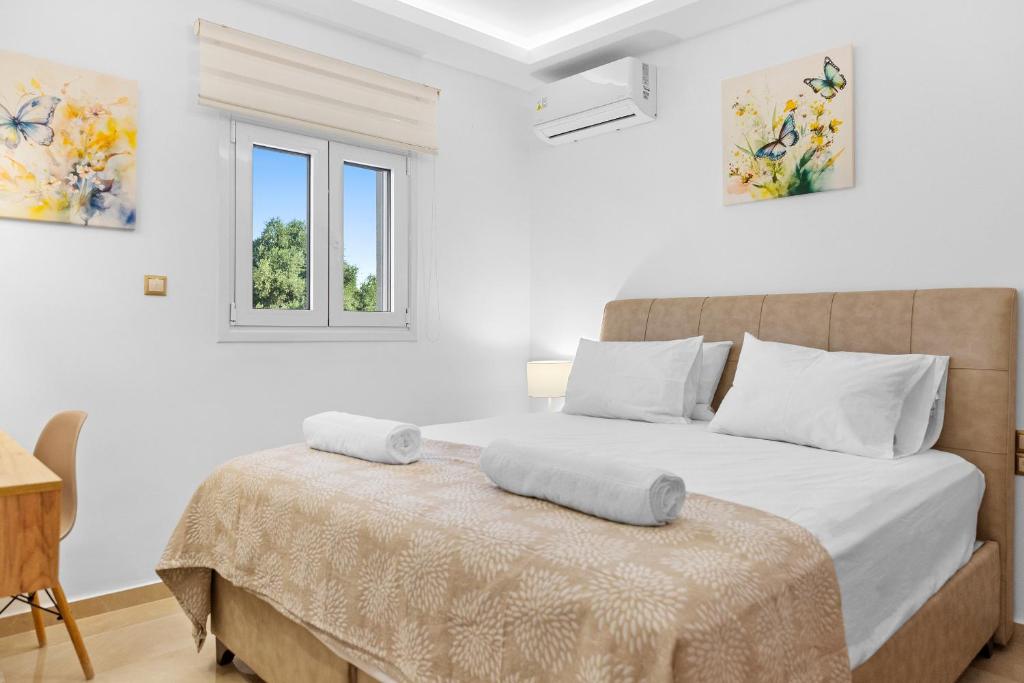 Comfortable double bed with white linens