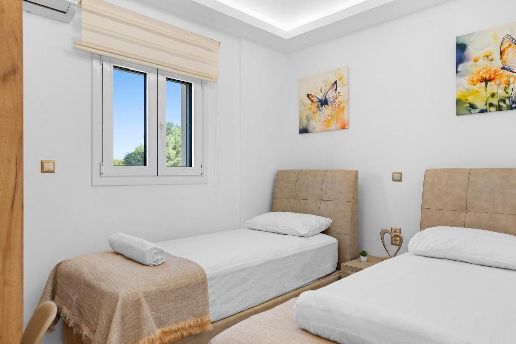 Bedroom with two twin beds