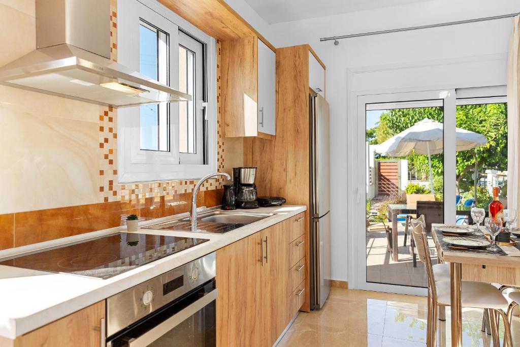 Fully equipped kitchen with dining table and chairs
